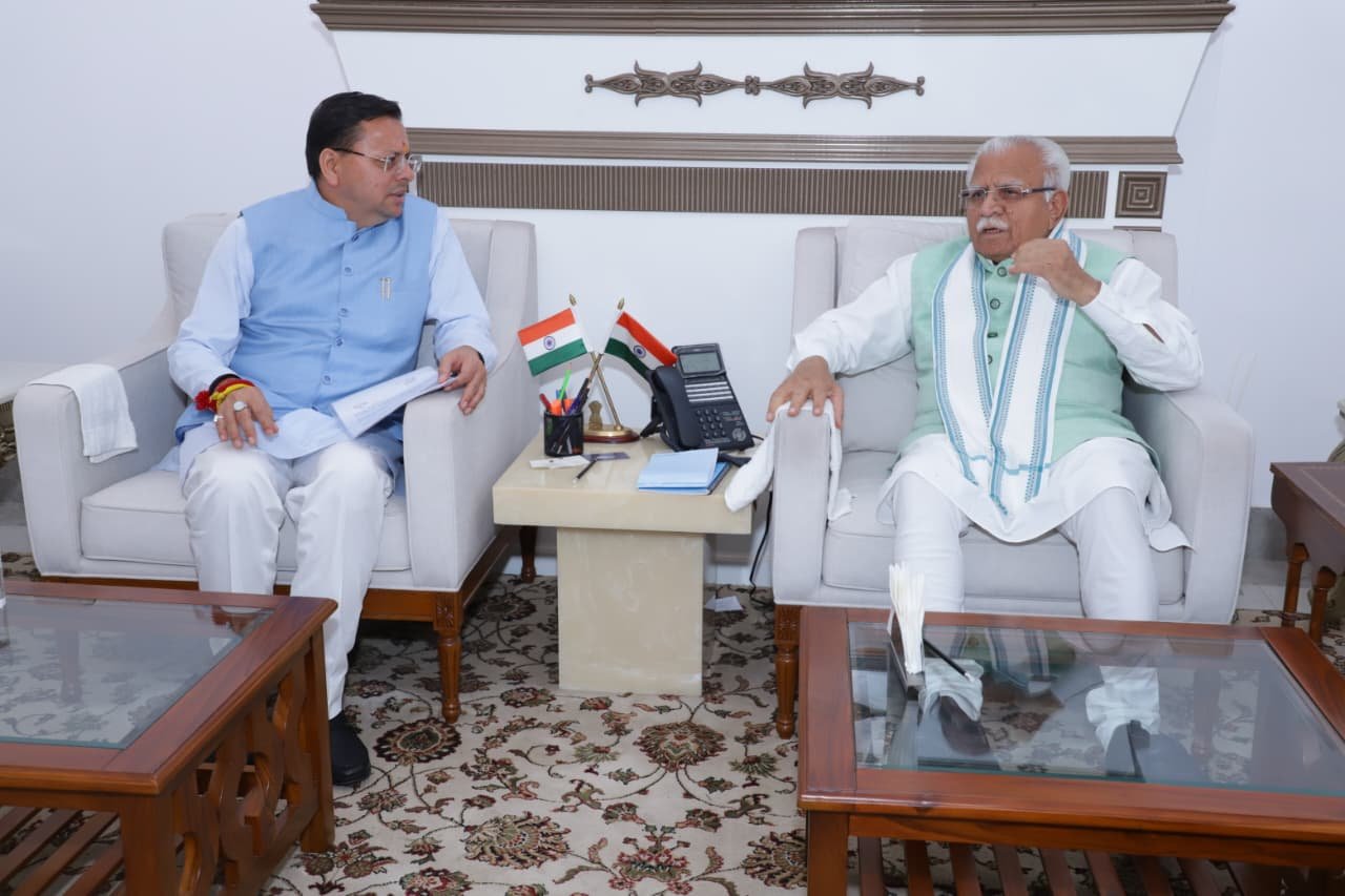 CM धामी ने खट्टर से की मुलाकात, विकास परियोजनाओं पर जोर