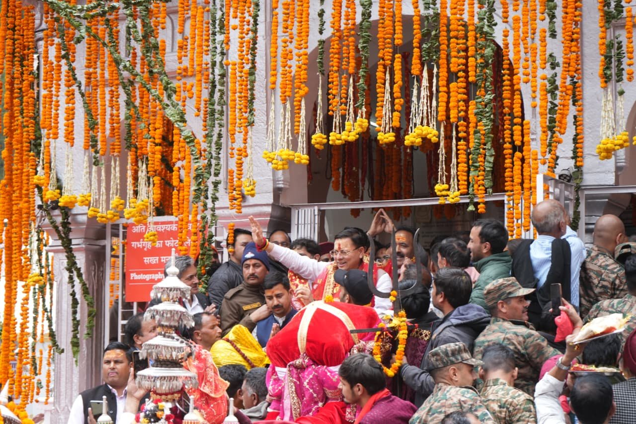 गंगोत्री और यमुनोत्री धाम के कपाट श्रद्धालुओं के लिए खुले।