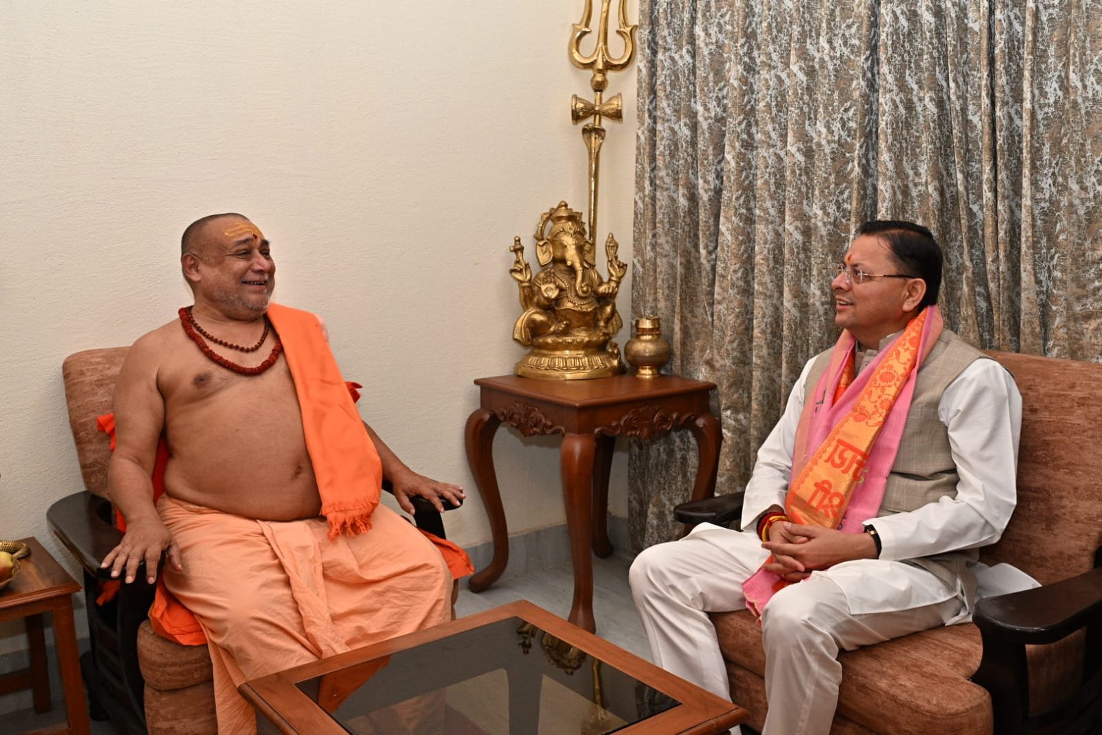 सीएम पुष्कर सिंह धामी ने कनखल में जगद्गुरु स्वामी राजराजेश्वराश्रम महाराज से लिया आशीर्वाद