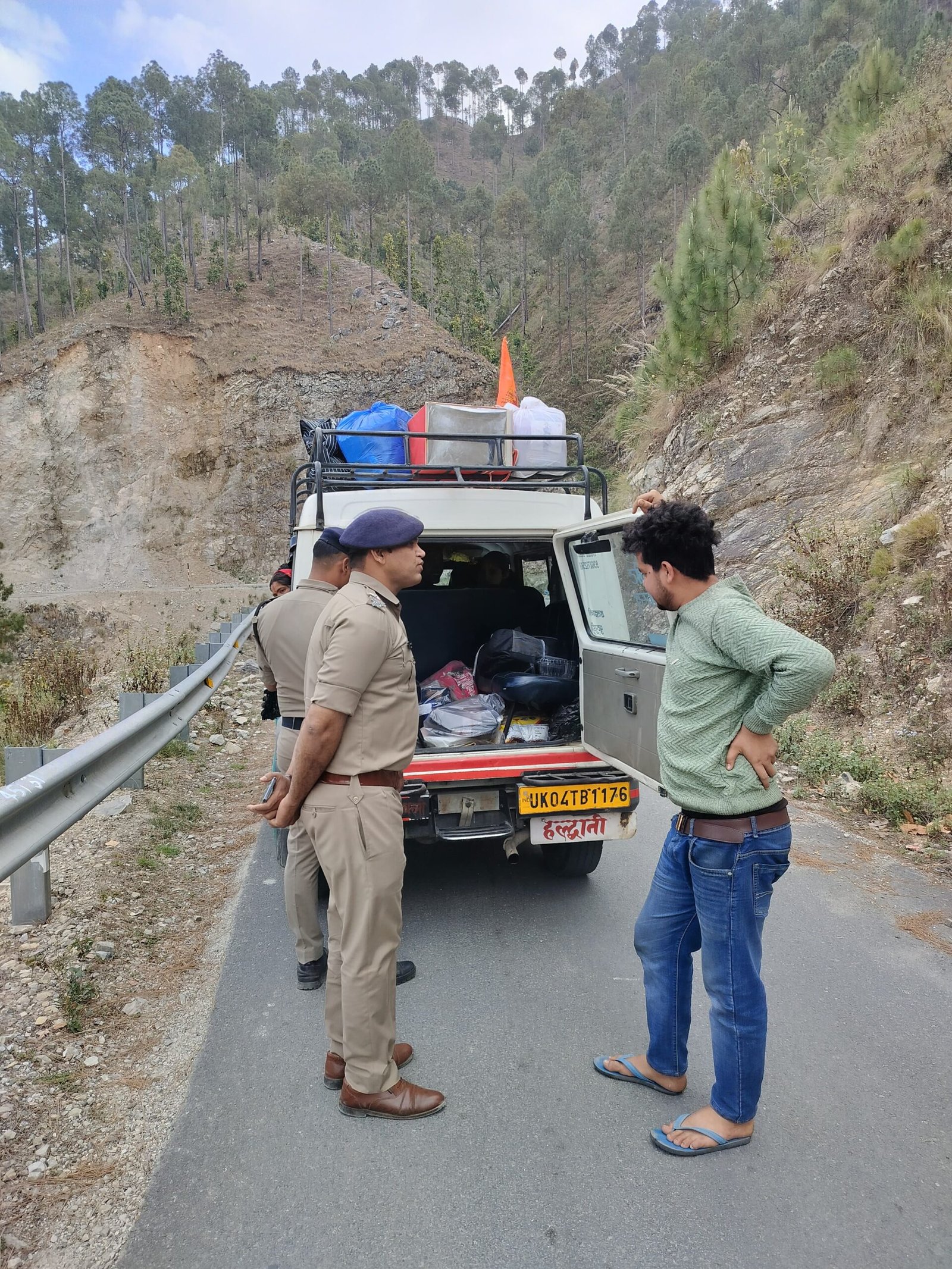 असामाजिक तत्वों व वांछित अपराधियों के विरुद्ध “ऑपरेशन प्रहार” के तहत सघन अभियान।*