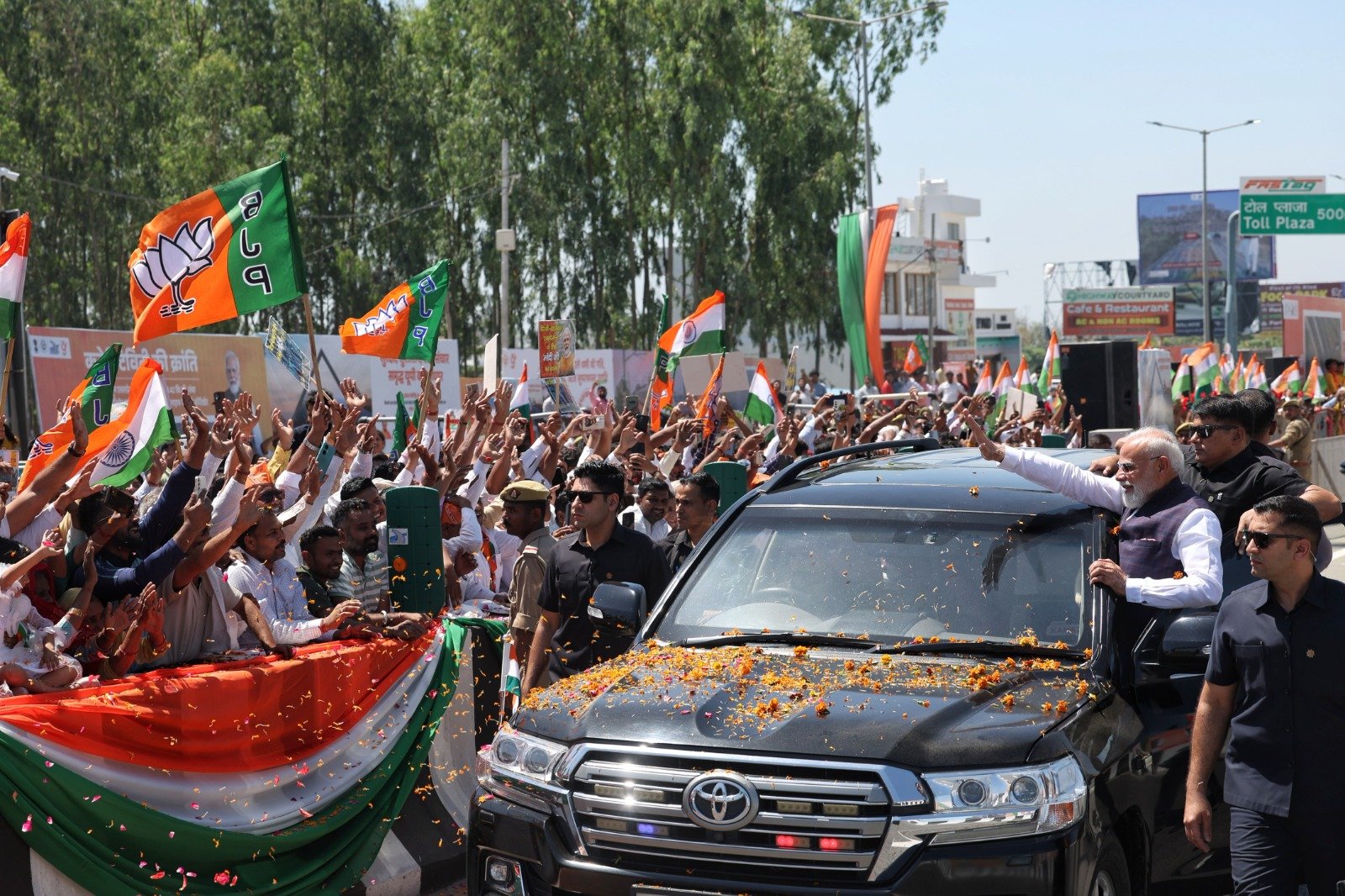देहरादून में पीएम नरेन्द्र मोदी का रोड शो और बड़ी सौगात, कॉरिडोर से चारधाम यात्रा होगी आसान
