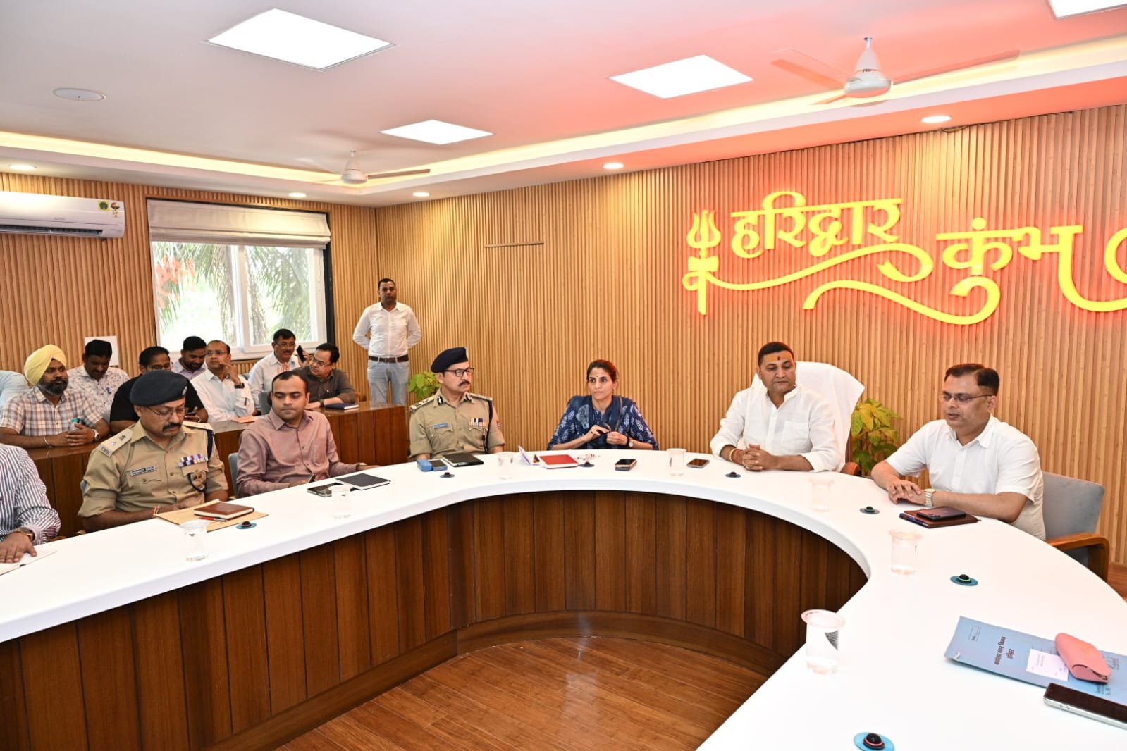 कुंभ मेला 2027 को ऐतिहासिक बनाने की तैयारी, हरिद्वार में उच्चस्तरीय बैठक।