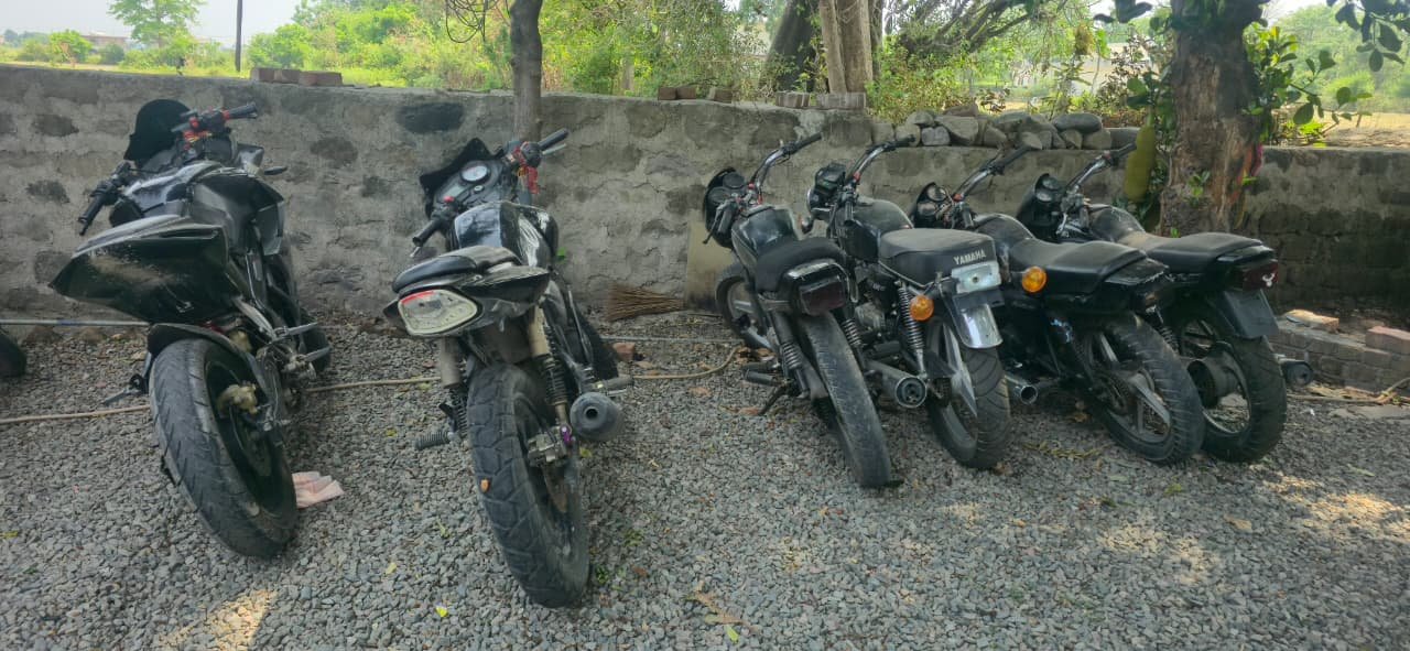 तेज रफ्तार और नियम तोड़ने वालों पर चला पुलिस का डंडा