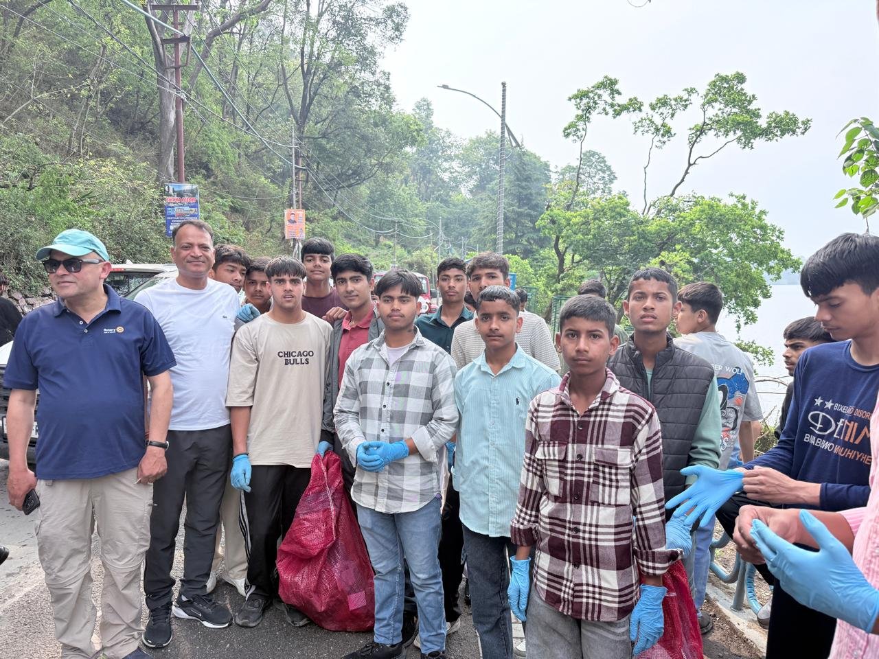 भीमताल: मुख्य विकास अधिकारी अरविन्द कुमार पांडे के नेतृत्व में रविवार को भीमताल क्षेत्र में बृहद स्वच्छता अभियान चलाया गया।