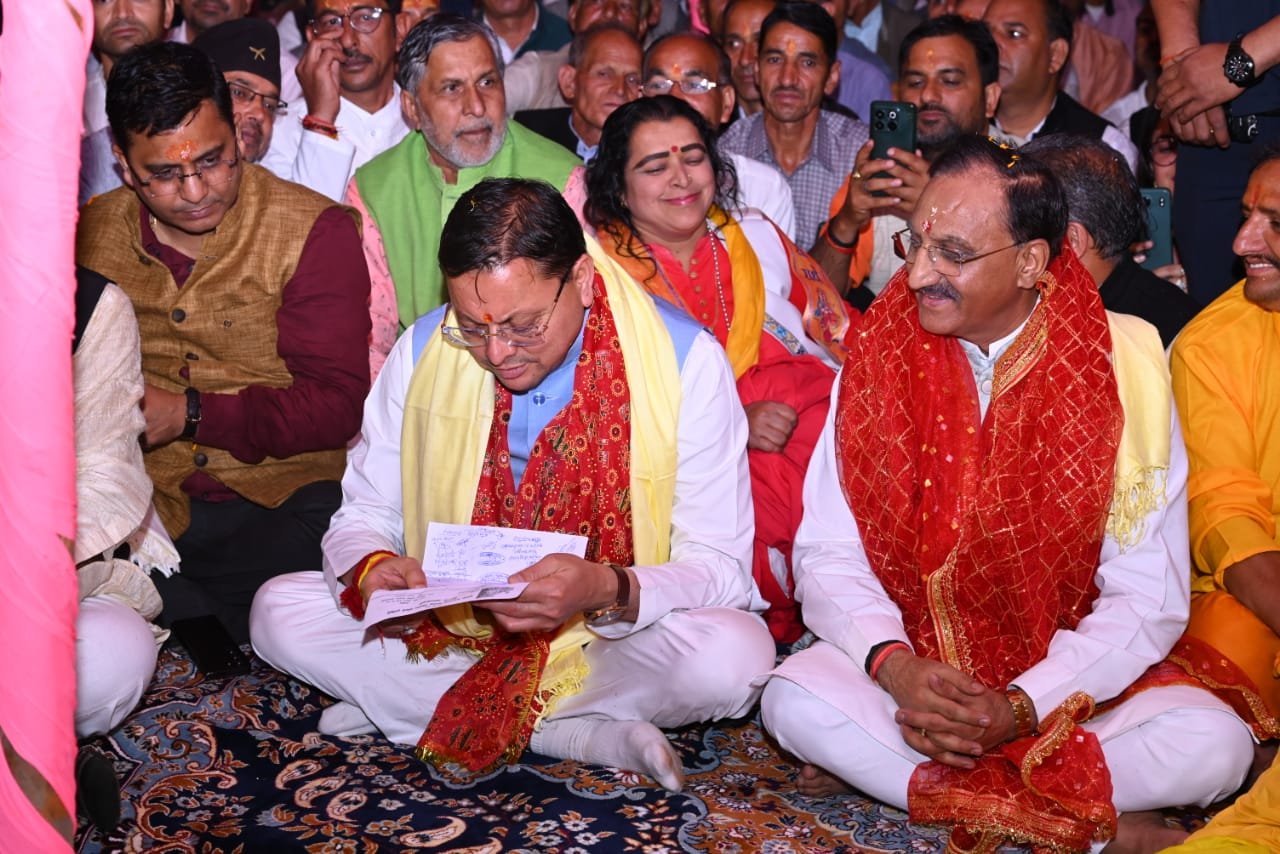 धार्मिक रंग में रंगे सीएम धामी, नगाण गांव में कथा श्रवण