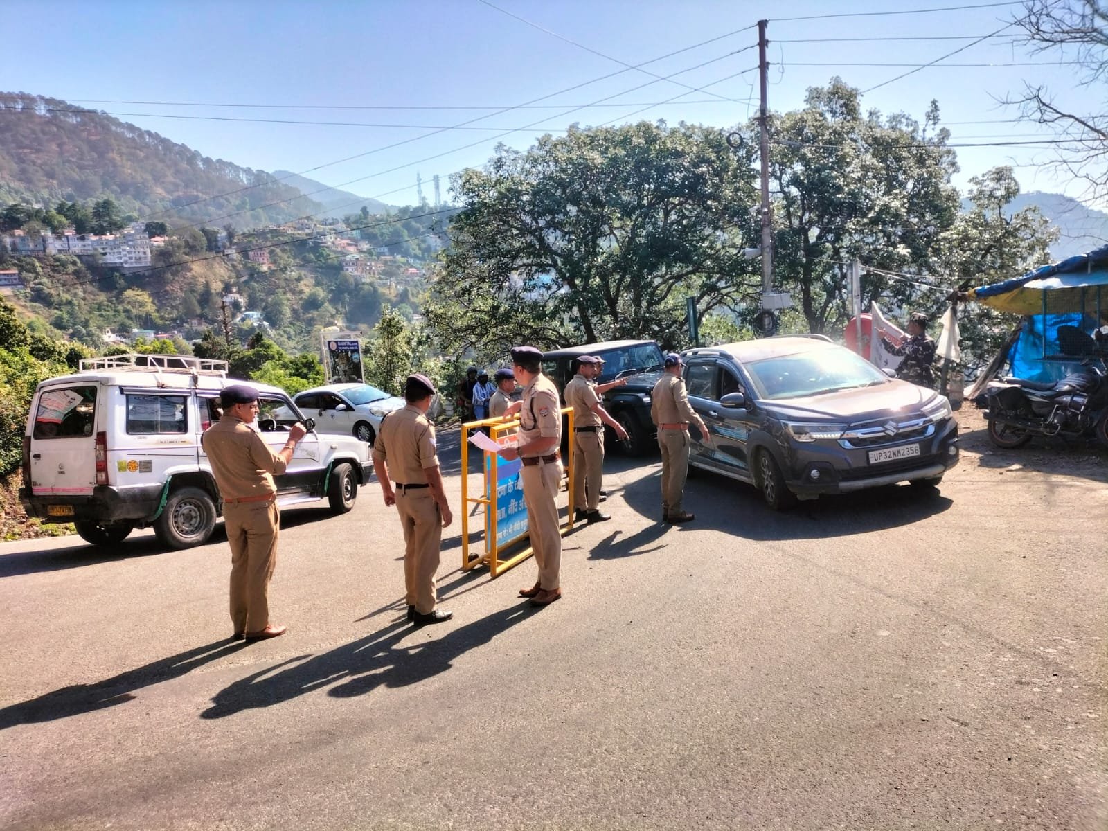 कैंची धाम में उमड़ी श्रद्धालुओं की भीड़, नैनीताल पुलिस ने संभाली ट्रैफिक व्यवस्था की कमान