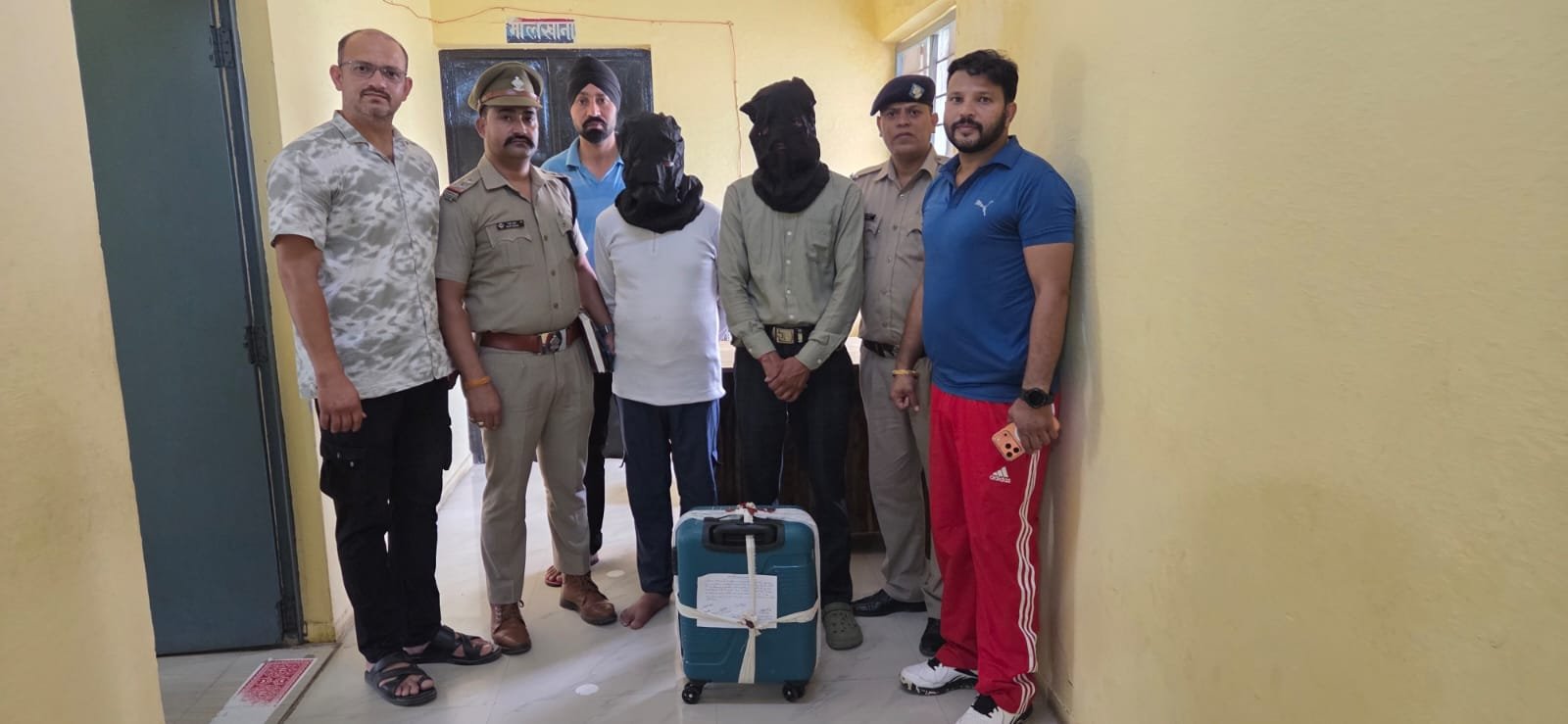 डी फैशन बुटीक बना नशे का अड्डा! 5 किलो चरस के साथ 2 तस्कर गिरफ्तार