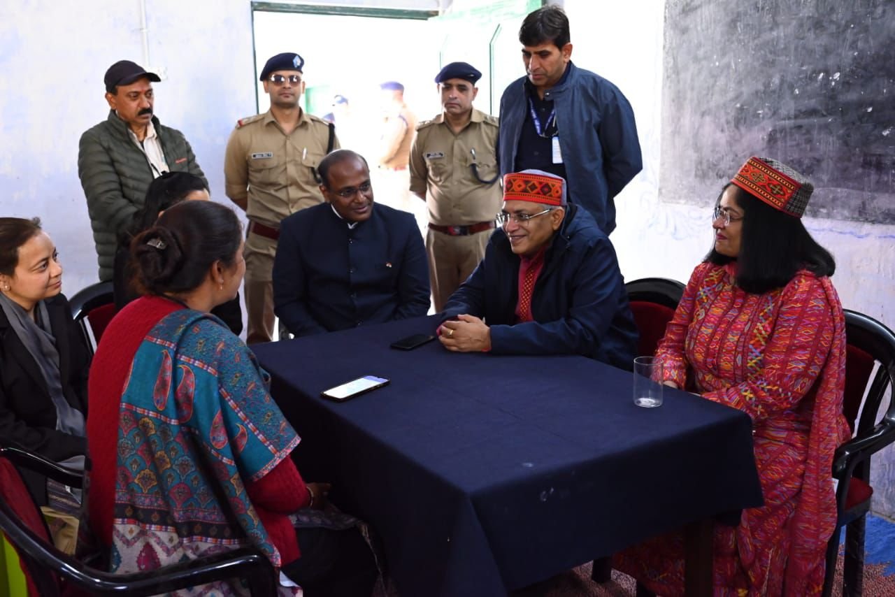 सीमांत हर्षिल पहुंचे मुख्य चुनाव आयुक्त, BLO मिंटो देवी के जज़्बे को किया सलाम।