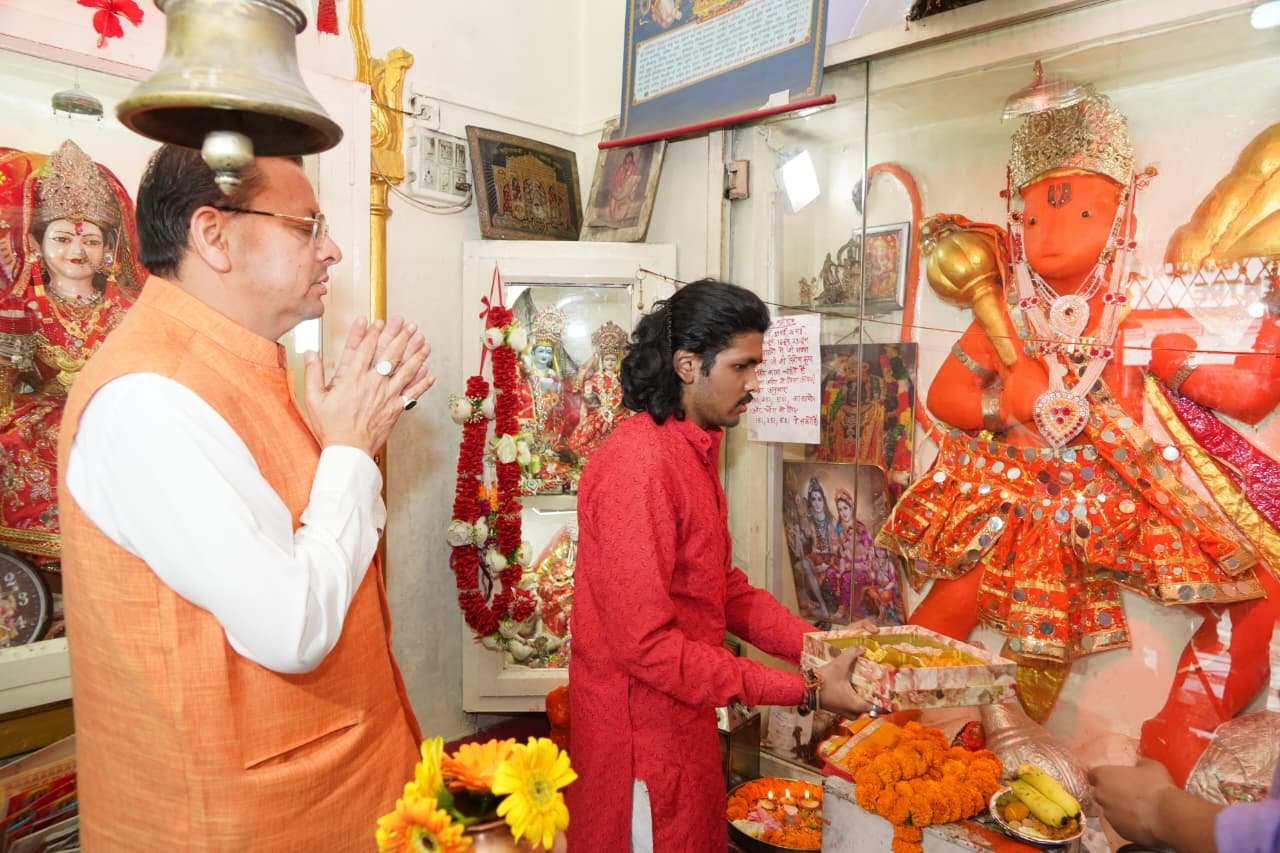 भगवान हनुमान के चरणों में नतमस्तक हुए पुष्कर सिंह धामी, बोले— शक्ति और सेवा के हैं प्रतीक