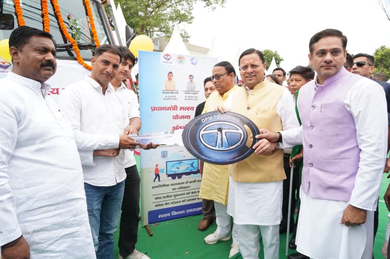 मत्स्य पालन को बढ़ावा देने के लिए रेफ्रिजरेटेड फिशरीज वैन का भी फ्लैग ऑफ किया, कहा सरकार पशुपालकों की आय बढ़ाने के लिए संकल्पबद्ध  