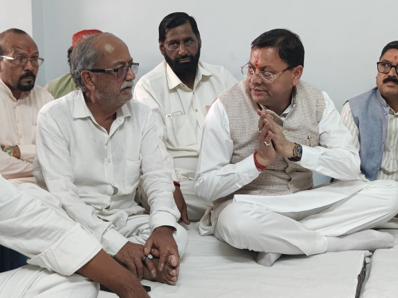 रामनगर पहुंचे मुख्यमंत्री ने विधायक दीवान सिंह बिष्ट की पत्नी के निधन पर जताया शोक