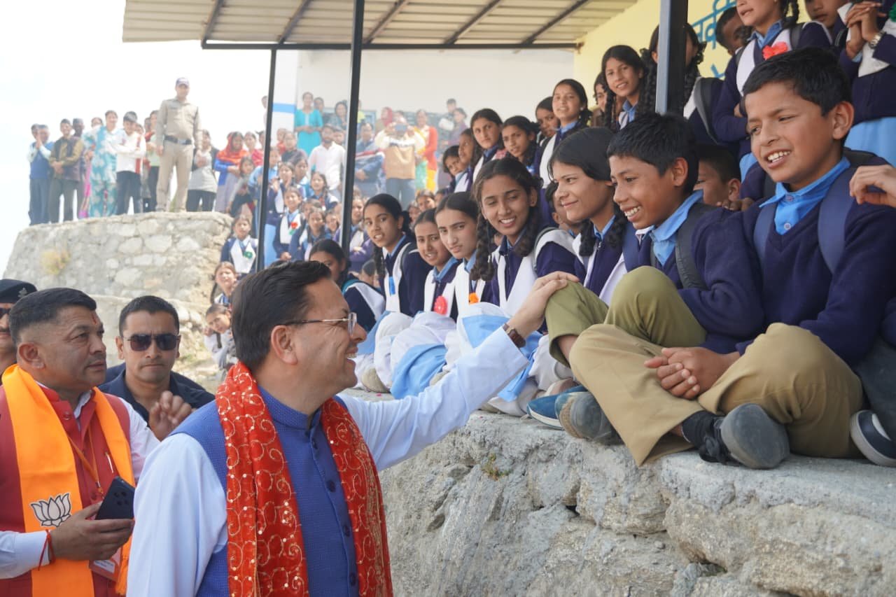 देवीधुरा के स्कूल पहुँचे CM धामी, बच्चों से संवाद कर बढ़ाया उत्साह