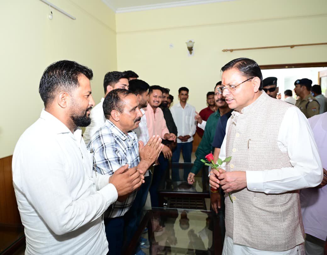 सीएम धामी ने अधिकारियों को दिया जवाबदेही का संदेश