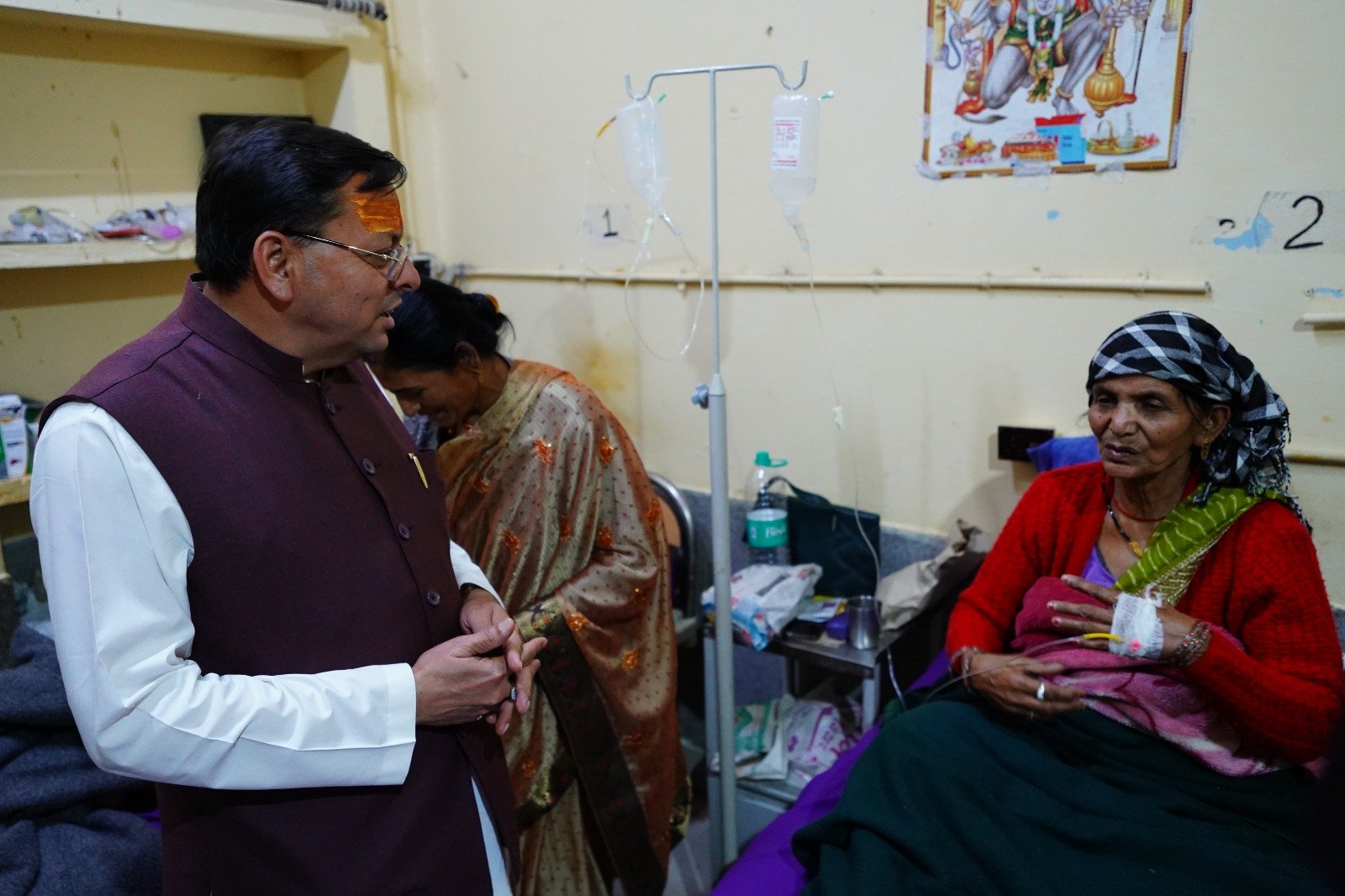 सीएम धामी ने अस्पताल में मरीजों का हालचाल जाना, बेहतर स्वास्थ्य सेवाओं के दिए निर्देश