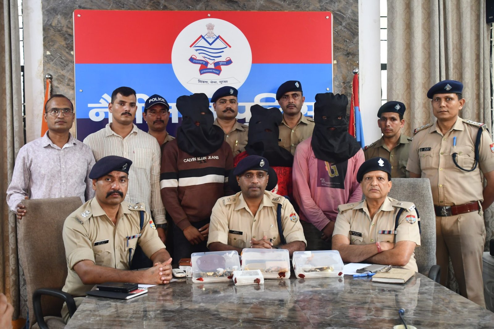 *एसएसपी नैनीताल मन्जुनाथ टीसी ने शातिर सपेरों के काले कारनामों के राज का किया पर्दाफाश*  *हल्द्वानी व मुखानी क्षेत्र में बहुमूल्य सोने-चॉदी के आभूषणों पर किया था हाथ साफ*  *02 मामलों में 03 शातिर चोर गिरफ्तार 25 लाख से अधिक के सोने-चॉदी आभूषण व बर्तन बरामद*  *एसएसपी ने पुलिस टीम को  किया पुरुस्कृत*