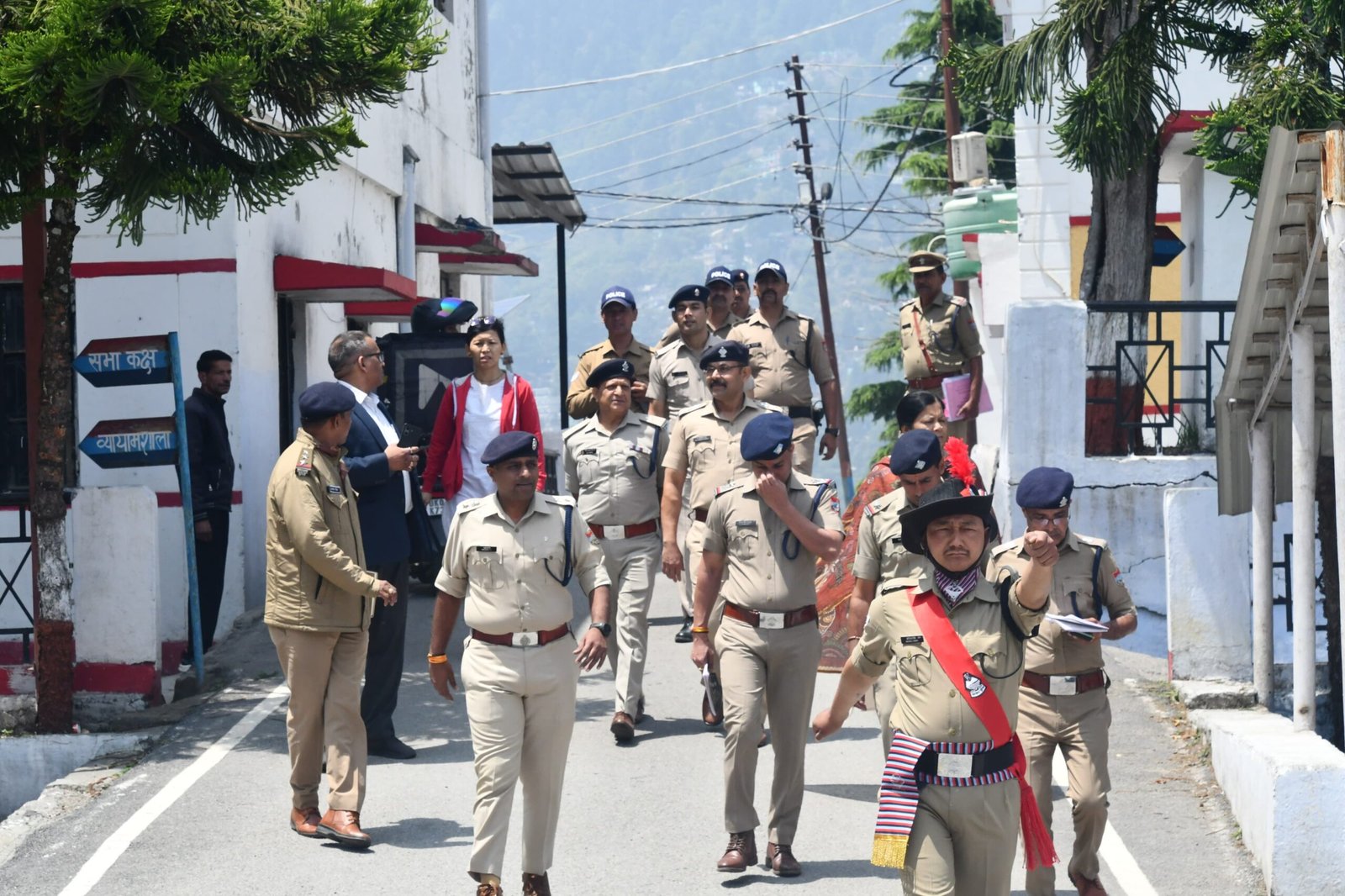 *नैनीताल पुलिस कप्तान की अनोखी पहल — SSP मंजूनाथ टीसी ने खुद शुरू किया ईंधन बचाओ अभियान*  *पैदल चलकर दिया सादगी और जिम्मेदारी का संदेश जनता से ईंधन बचाने की अपील*