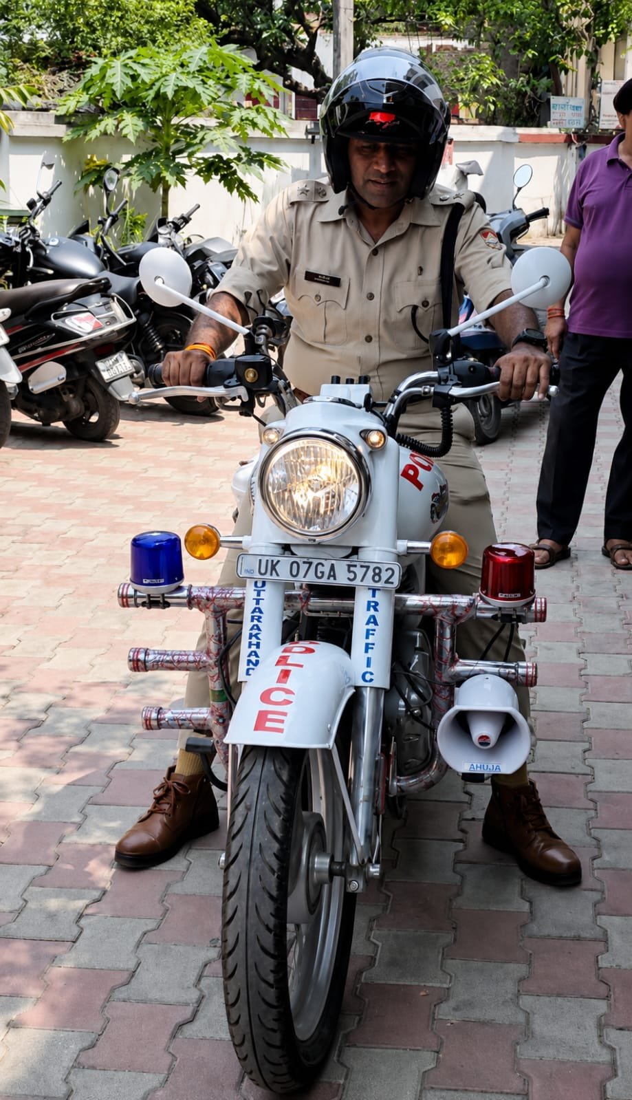 *​धूप की तपन और राष्ट्रहित का जुनून: डॉ. मंजूनाथ टीसी ने बड़े वाहनों को किया ‘नो’*  *वीआईपी कल्चर को किनारे कर, आम आदमी की तरह बाइक से सफर; एसएसपी की अनूठी पहल*