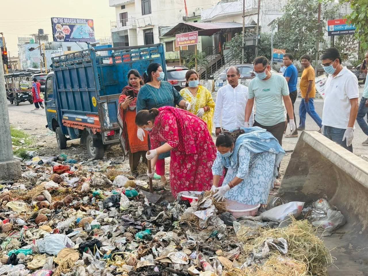 सिस्टम सोता रहा… जनप्रतिनिधियों ने खुद उठाया 10 साल का कूड़ा!