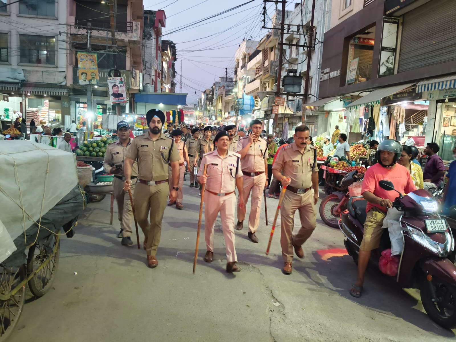 बकरीद पर्व पर सुरक्षा के अभेद्य इंतजाम: चप्पे-चप्पे पर पुलिस, PAC और QRT तैनात*_