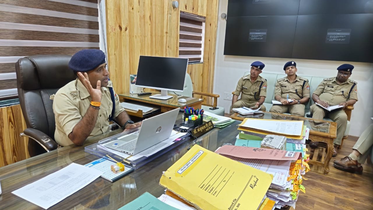 सौहार्दपूर्ण माहौल में मनेगी बकरीद: नैनीताल पुलिस ‘हाई अलर्ट’ पर, एसएसपी डॉ. मंजूनाथ टी.सी. ने सभी थाना प्रभारियों के साथ बैठक लेकर एरिया डोमिनेशन और सघन चेकिंग के निर्देश*_