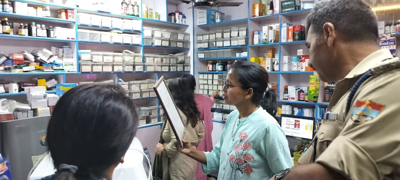सडीएम, सीओ और स्वास्थ्य विभाग की संयुक्त कार्रवाई, मेडिकल स्टोरों की जांच से मचा हड़कंप