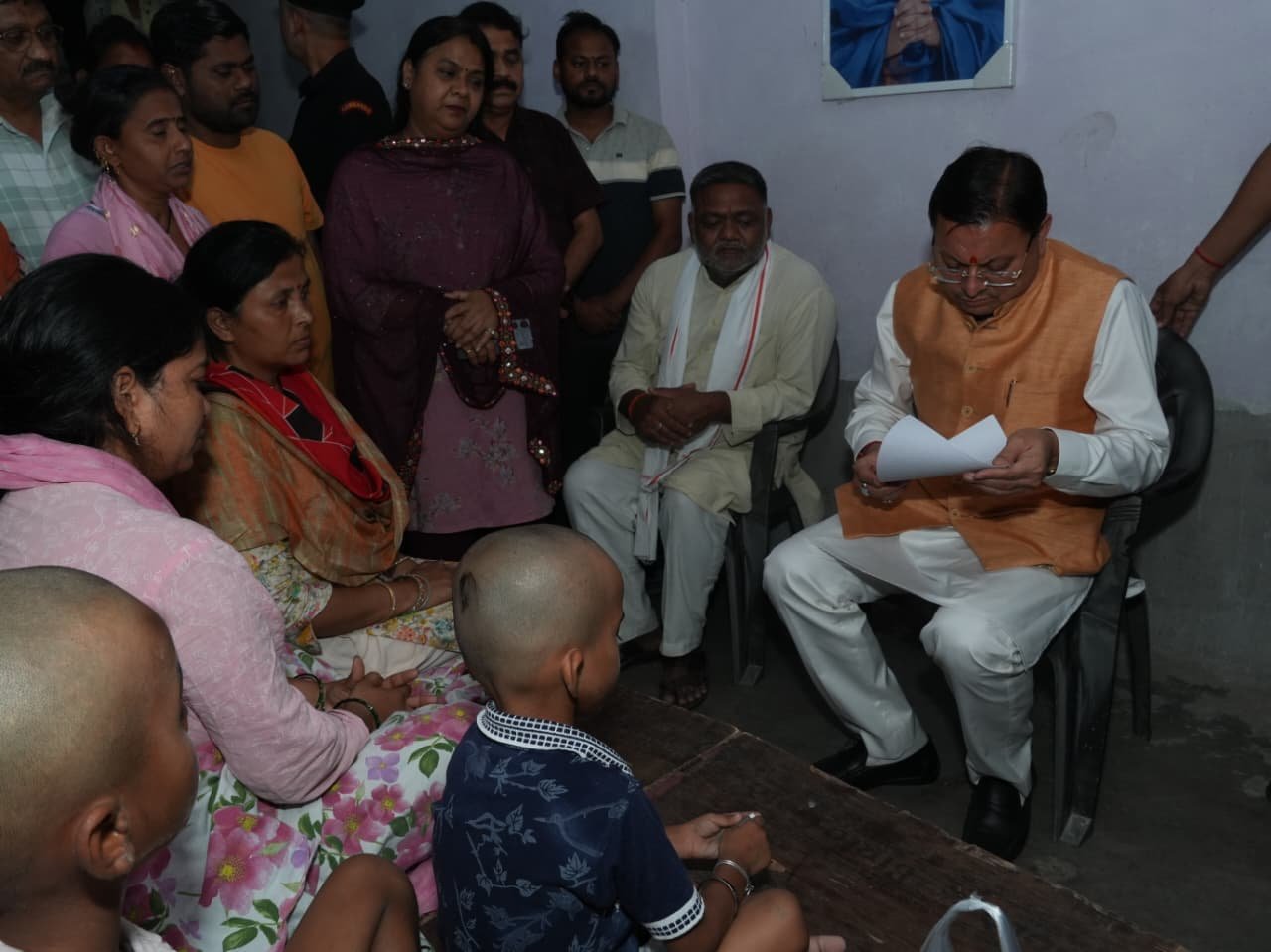 मुख्यमंत्री धामी ने सुनी जनता की समस्याएं, अधिकारियों को लगाई फटकार