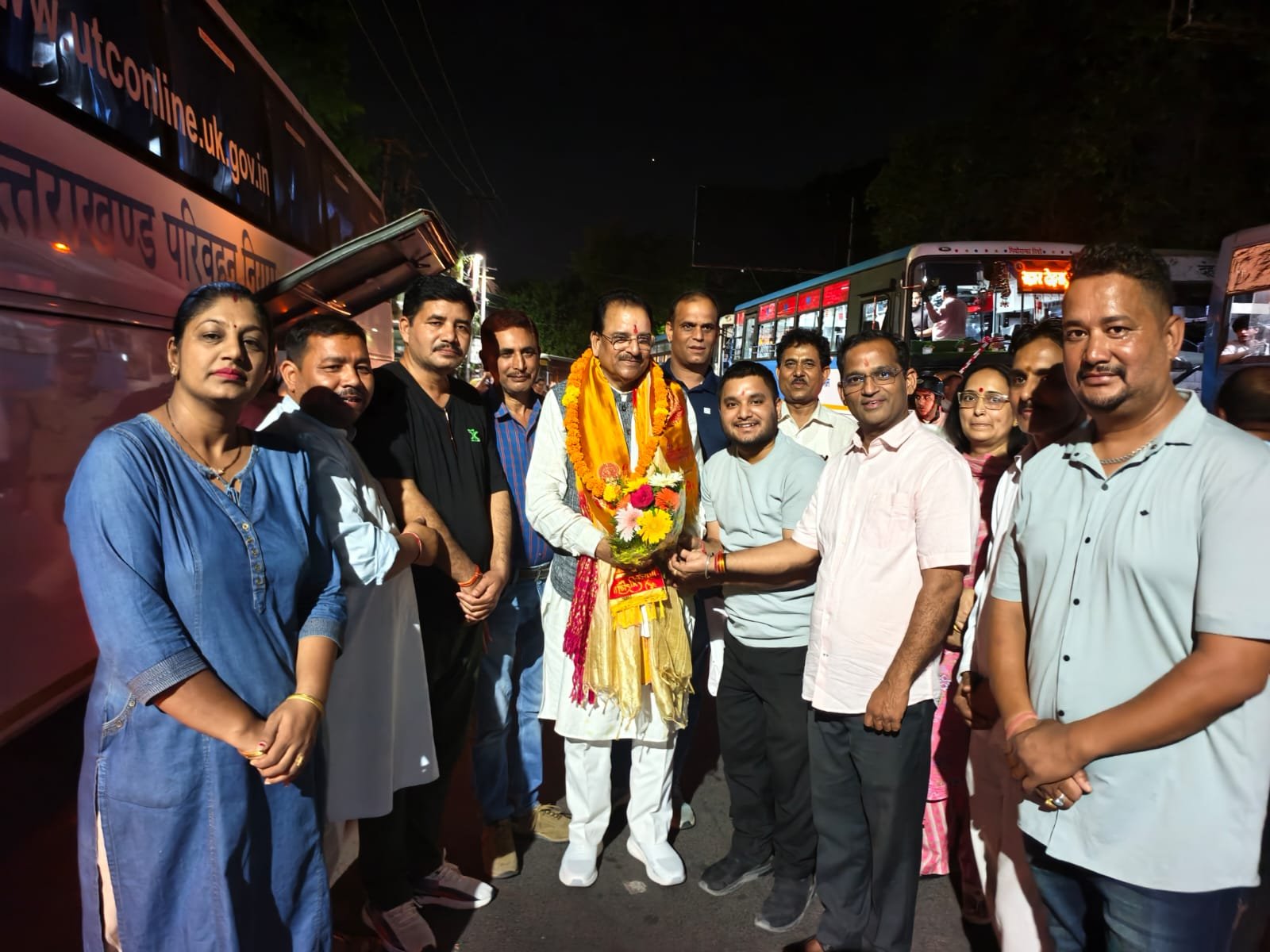 बस से सफर कर सांसद अजय भट्ट ने लोगों से की ईंधन बचाने की अपील