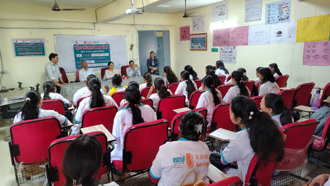 हुनर से आत्मनिर्भरता की ओर बढ़ीं महिलाएं, आरसेटी प्रशिक्षण कार्यक्रम का समापन