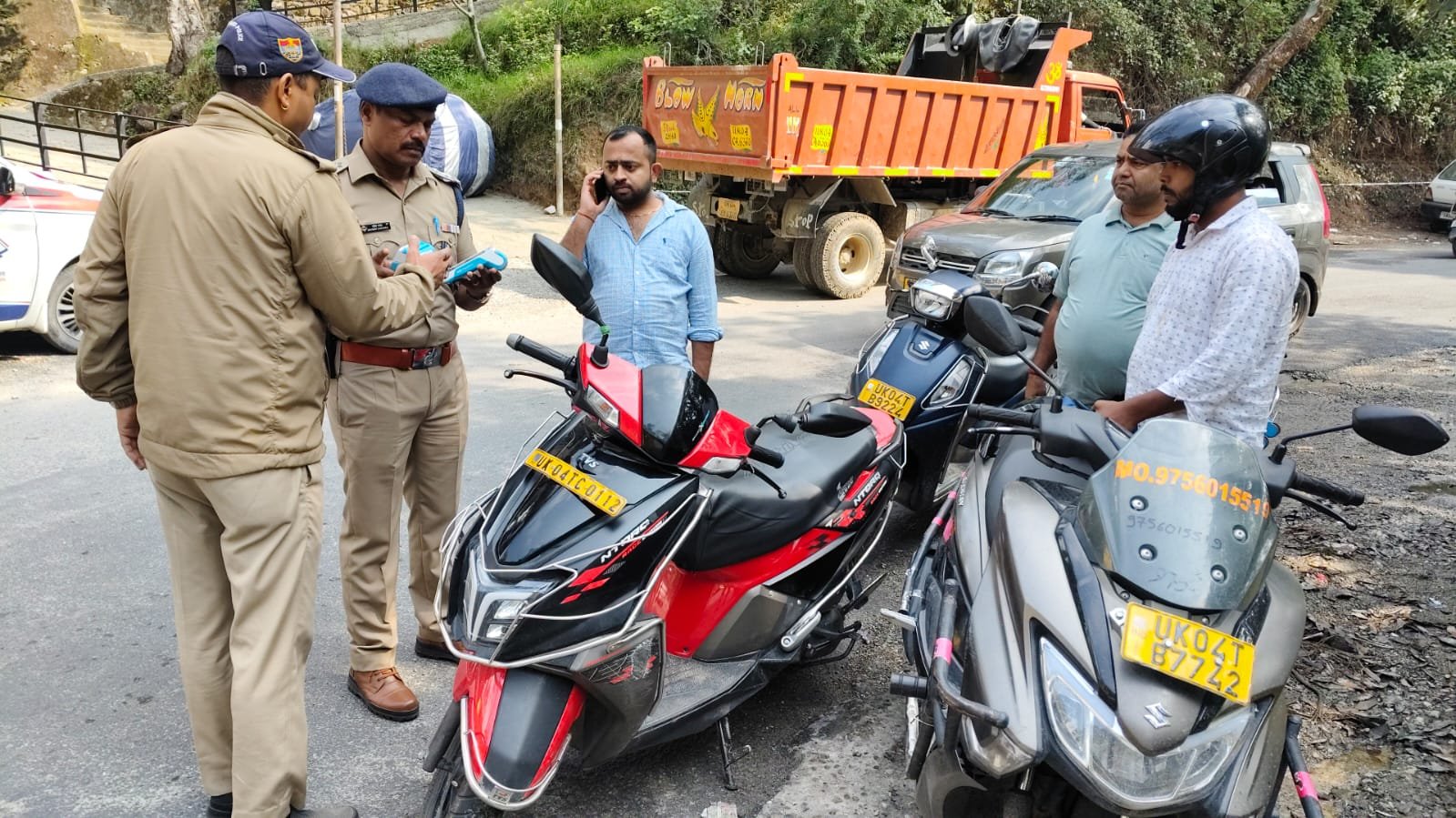 कैंची धाम में ट्रैफिक नियम तोड़ने वालों पर पुलिस का शिकंजा, 12 दोपहिया टैक्सी वाहन सीज     उधम सिंह राठौर – प्रधान संपादक     कैंची धाम क्षेत्र में यातायात नियमों का उल्लंघन करने वाले 12 दोपहिया टैक्सी वाहन सीज  पर्यटन सीजन एवं कैंची धाम क्षेत्र में सुगम यातायात व्यवस्था बनाए रखने के उद्देश्य से दोपहिया टैक्सी वाहनों को पूर्व में निर्देशित किया गया था कि उनके टैक्सी दुपहिया वाहन कैंची धाम एवं भवाली क्षेत्र की ओर संचालन प्रतिबंधित रहेगा।              दिनांक 04.06.2026 को श्री महेश चन्द्रा, निरीक्षक यातायात भवाली द्वारा यातायात व्यवस्था के दृष्टिगत वाहन चेकिंग अभियान चलाया गया। चेकिंग के दौरान ट्रैफिक प्लान एवं यातायात नियमों का उल्लंघन करते पाए जाने पर 12 दोपहिया टैक्सी वाहनों के विरुद्ध कार्रवाई करते हुए उन्हें सीज किया गया।                 सभी सीज वाहनों को आवश्यक वैधानिक कार्यवाही हेतु कोतवाली भवाली में दाखिल किया गया है।  नैनीताल पुलिस द्वारा आमजन एवं वाहन चालकों से अपील की गई है कि यातायात नियमों एवं निर्धारित ट्रैफिक प्लान का पालन करें तथा पुलिस प्रशासन का सहयोग करें, जिससे पर्यटन सीजन के दौरान यातायात व्यवस्था सुचारू बनी रहे।