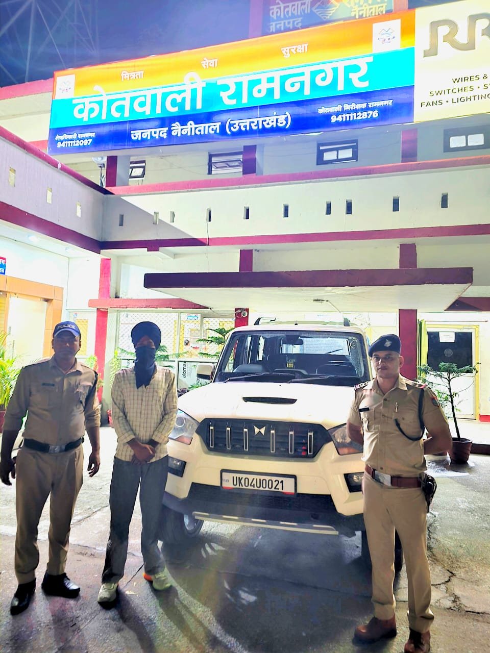शराब पीकर हंगामा कर रहे स्कॉर्पियो चालक पर पुलिस की कार्रवाई, वाहन सीज, चालक गिरफ्तार।