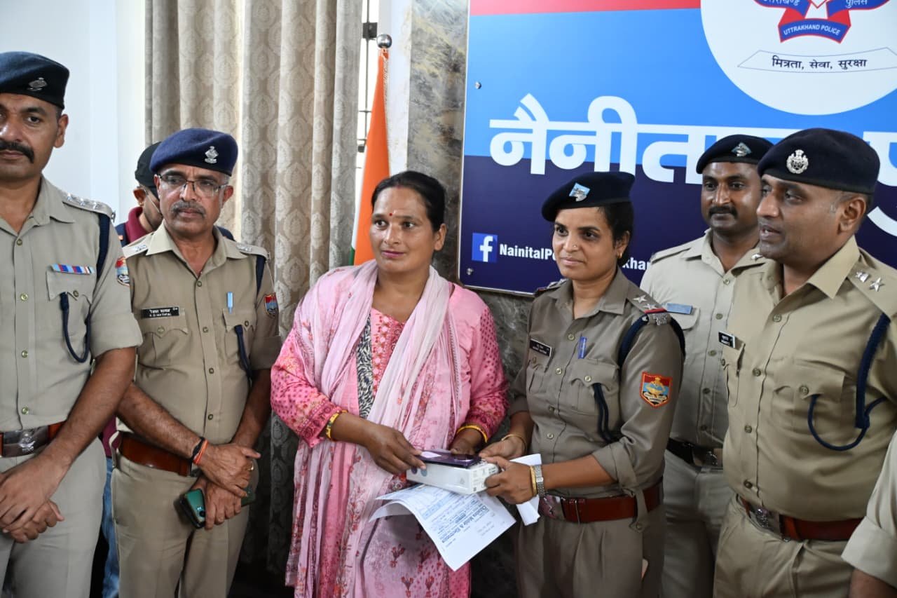 *🚨 SSP डॉ. मंजुनाथ टी.सी. का मेगा एक्शन:*   📱*56.25 लाख के 256 गुम मोबाइल खोजकर रचा नया कीर्तिमान*  *👏 जनता की मुस्कान ही हमारी पहचान— SSP डॉ. मंजुनाथ टी.सी.*
