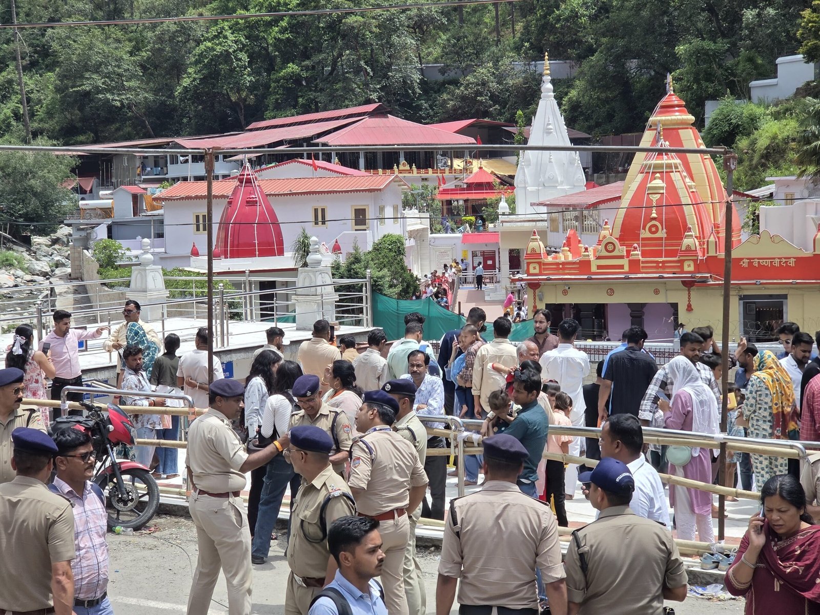 अफवाहों पर न दें ध्यान, बाबा के दरबार में उमड़ा आस्था का सैलाब; 20 हजार श्रद्धालुओं ने किए दर्शन।