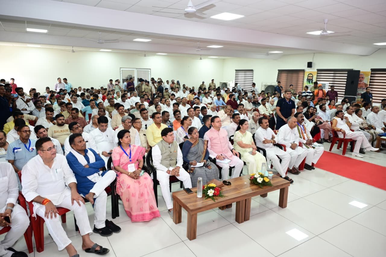 मुख्यमंत्री पुष्कर सिंह धामी ने रविवार को रुड़की में प्रधानमंत्री श्री नरेंद्र मोदी के मन की बात कार्यक्रम के 135वें संस्करण को सुना।