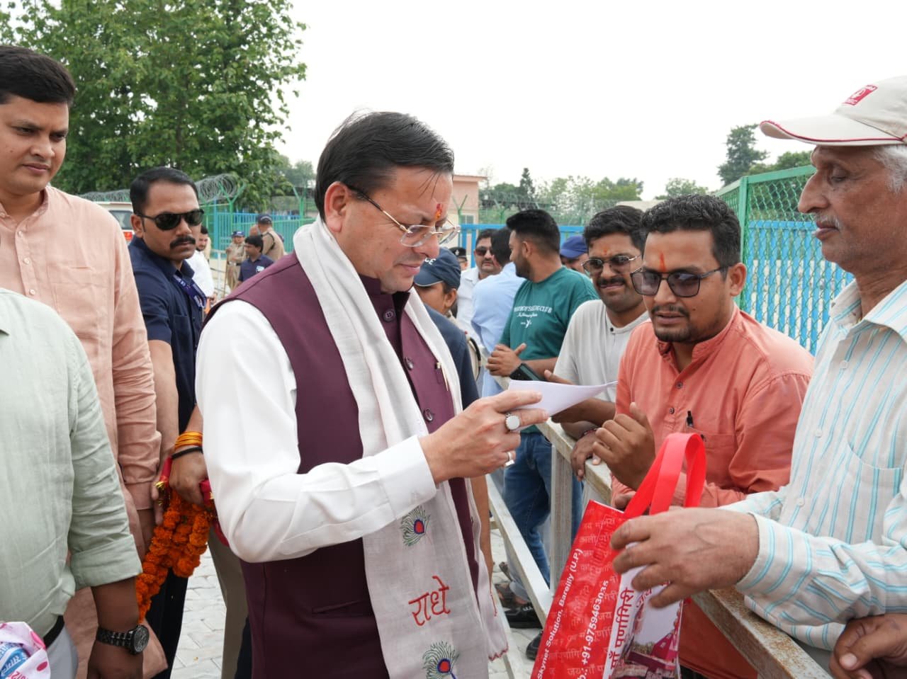 जनता की समस्याओं पर गंभीर दिखे सीएम धामी, अधिकारियों को लगाई समाधान की डेडलाइन