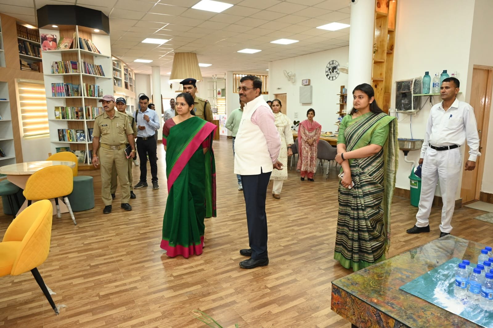 मुख्य सचिव आनन्द बर्द्धन ने विद्यालय, आंगनबाड़ी केन्द्र, पुस्तकालय एवं खेल सुविधाओं का किया निरीक्षण