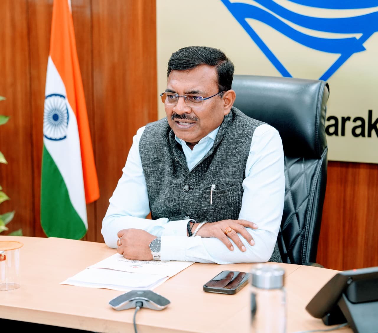 मुख्य सचिव ने की चारधाम हेली सेवाओं की समीक्षा, उत्तराखण्ड में विमानन अवसंरचना के विस्तार एवं सुरक्षा सुदृढ़ीकरण पर विशेष जोर