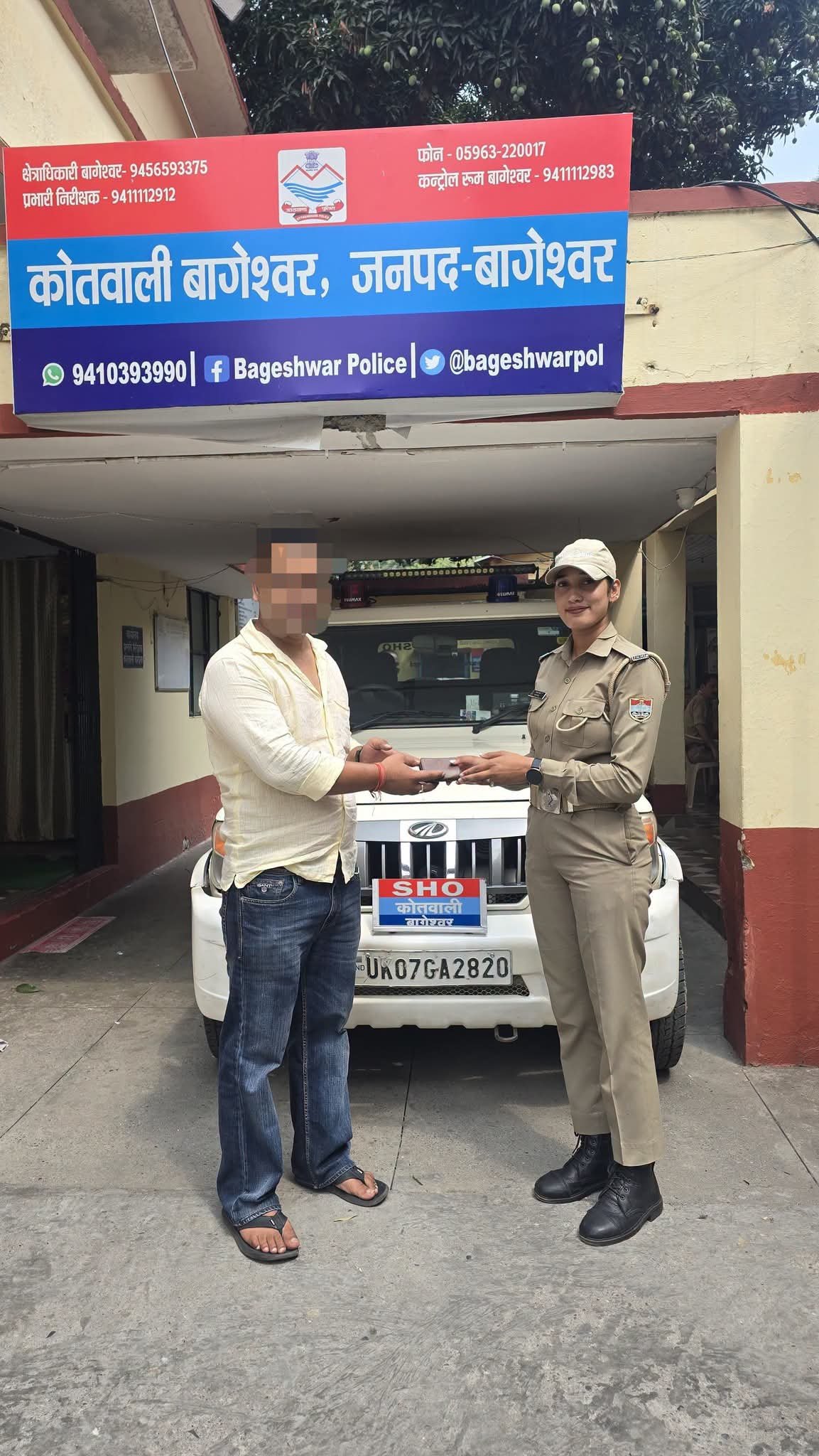 बागेश्वर: ईमानदारी की मिसाल बनी पुलिस, ड्यूटी के दौरान मिला खोया पर्स सही मालिक को लौटाया