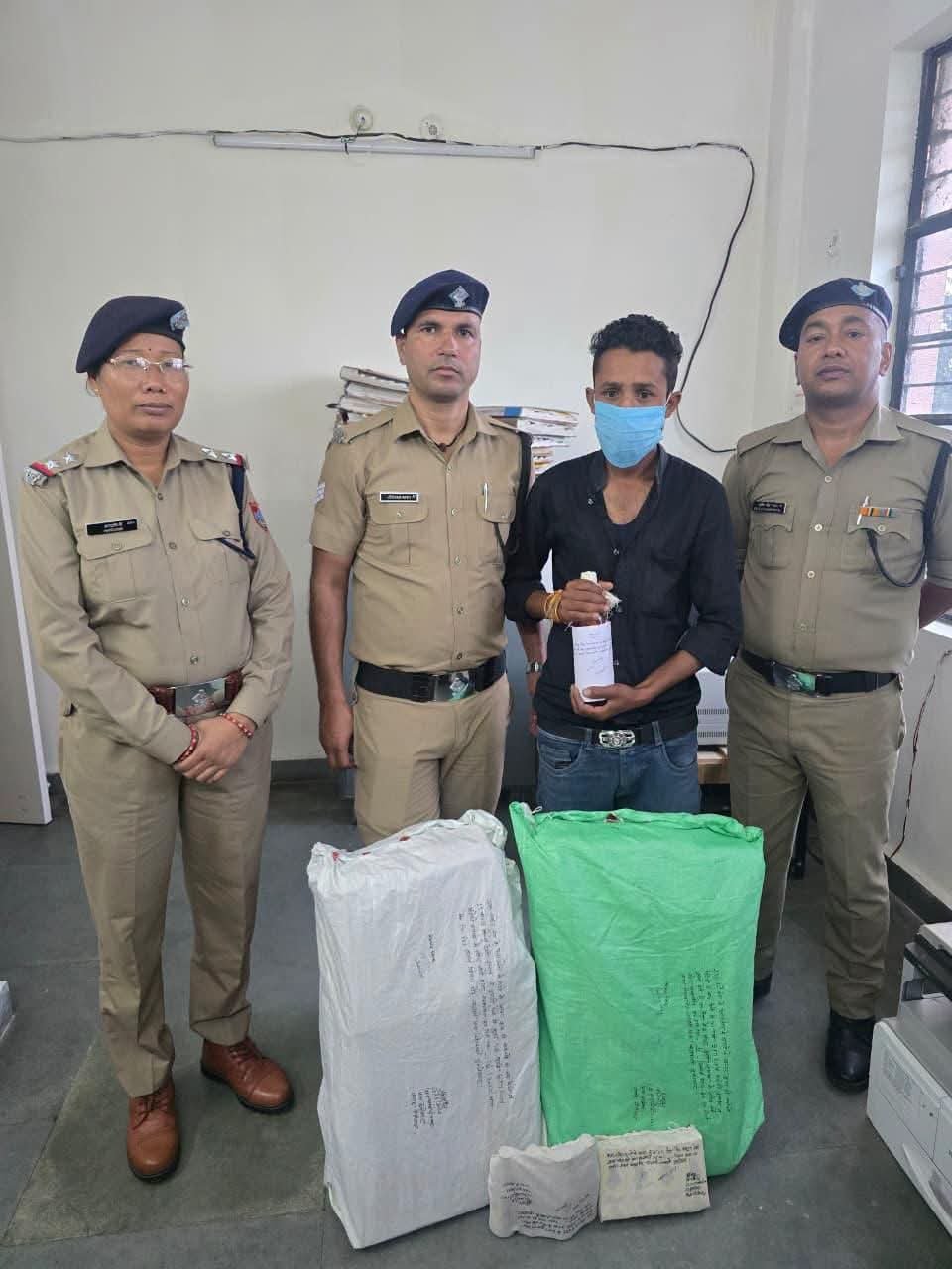 नशे के सौदागरों पर फिर चला पुलिस का शिकंजा! 🚔 एसएसपी डॉ. मंजूनाथ टी.सी. के निर्देशन में नैनीताल पुलिस का नशा तस्करों के खिलाफ अभियान लगातार जारी है।