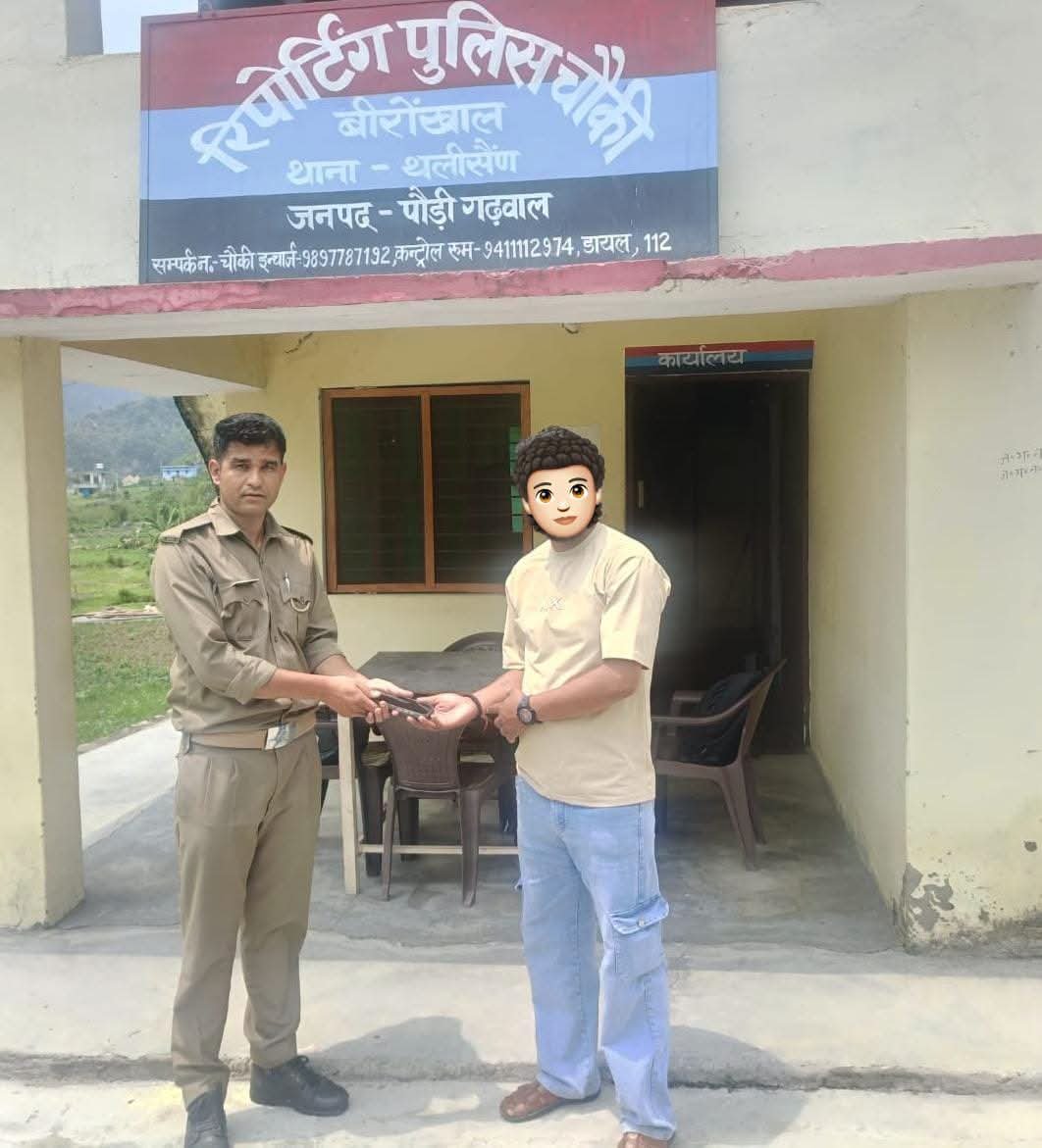 CEIR पोर्टल से फिर लौटी मुस्कान, पौड़ी पुलिस ने खोया मोबाइल किया बरामद