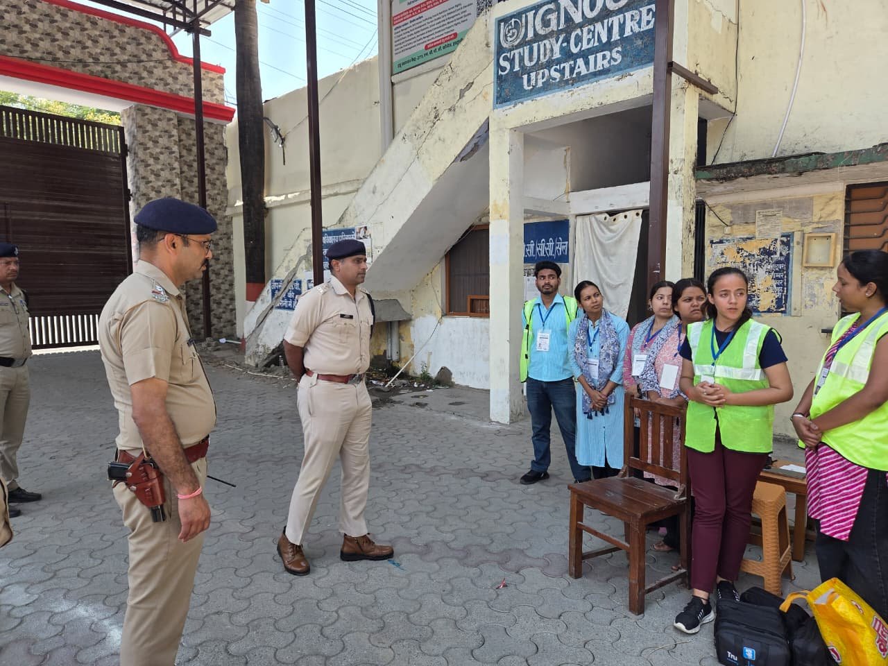 कड़े पहरे में चल रही स्नातक स्तरीय परीक्षा–SSP नैनीताल डॉ० मंजूनाथ टी०सी० स्वयं ले रहे सुरक्षा व्यवस्थाओं का जायजा*_