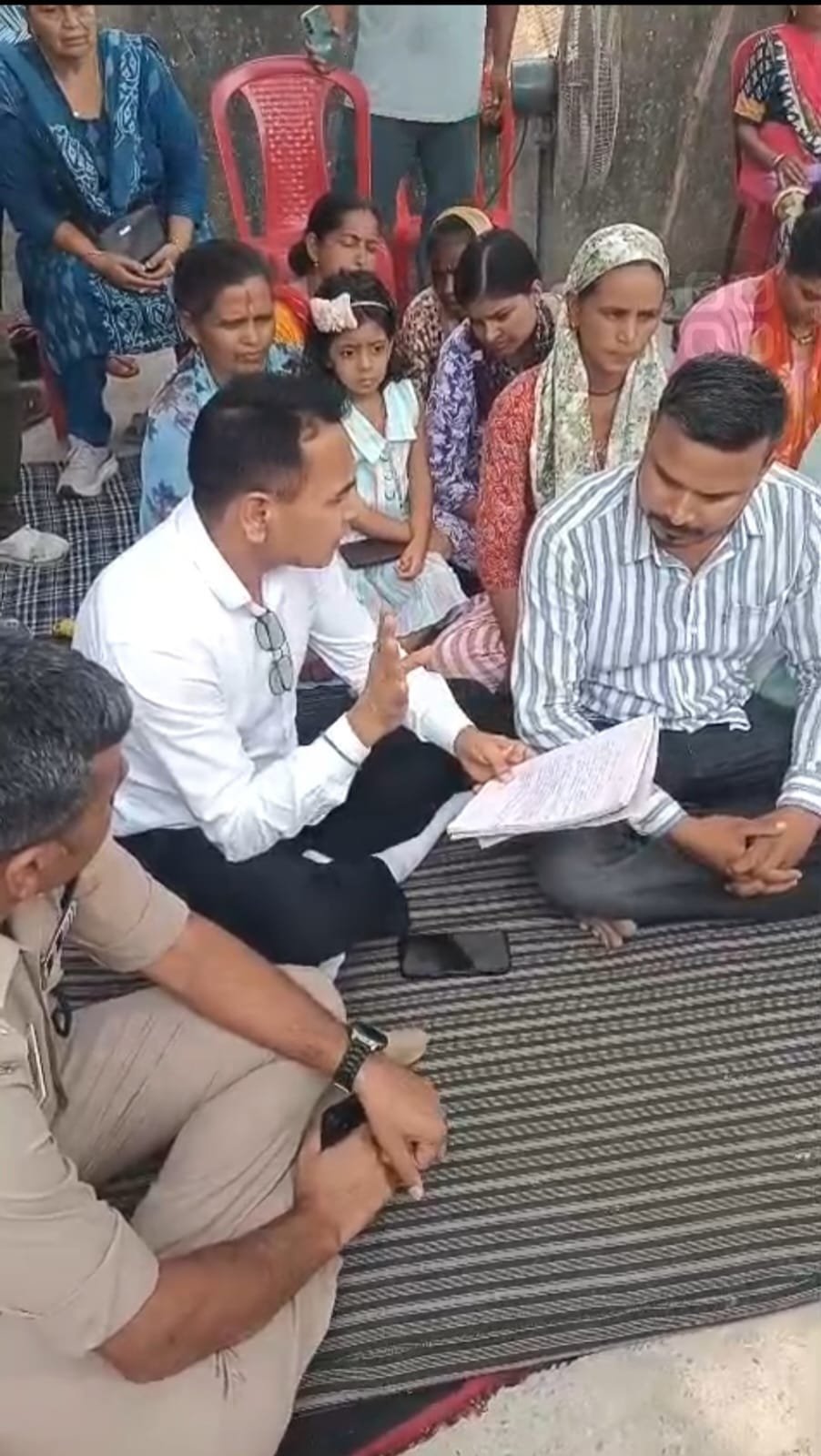 धरना स्थल पहुंचे SDM और CO, तीन घंटे की वार्ता के बाद निकला समाधान, 19 दिन बाद खत्म हुआ धरना