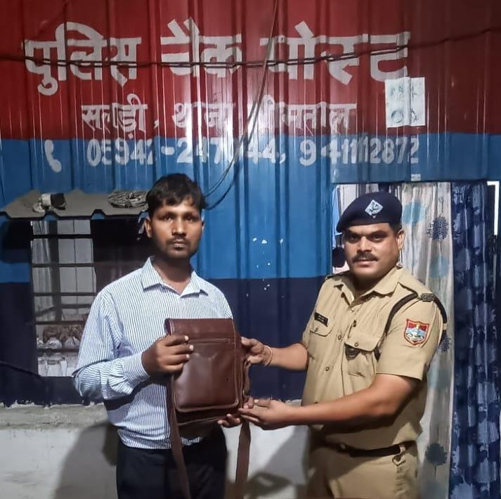 सलड़ी पुलिस की ईमानदारी, खोया पर्स और चाबी मालिक को लौटाई