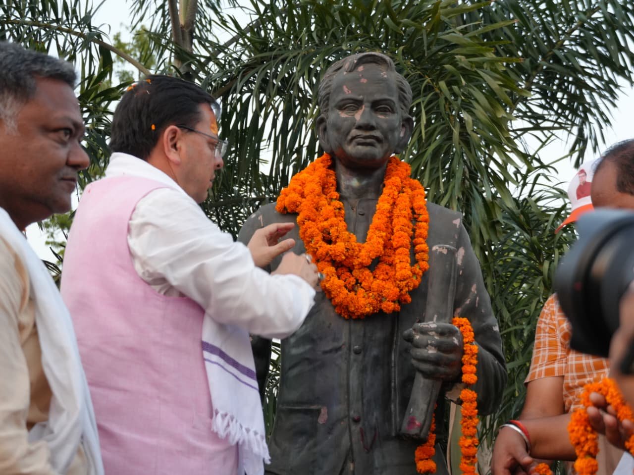मुख्यमंत्री धामी की प्रगति पथ यात्रा में दिखा उत्साह, शहीदों को दी श्रद्धांजलि।