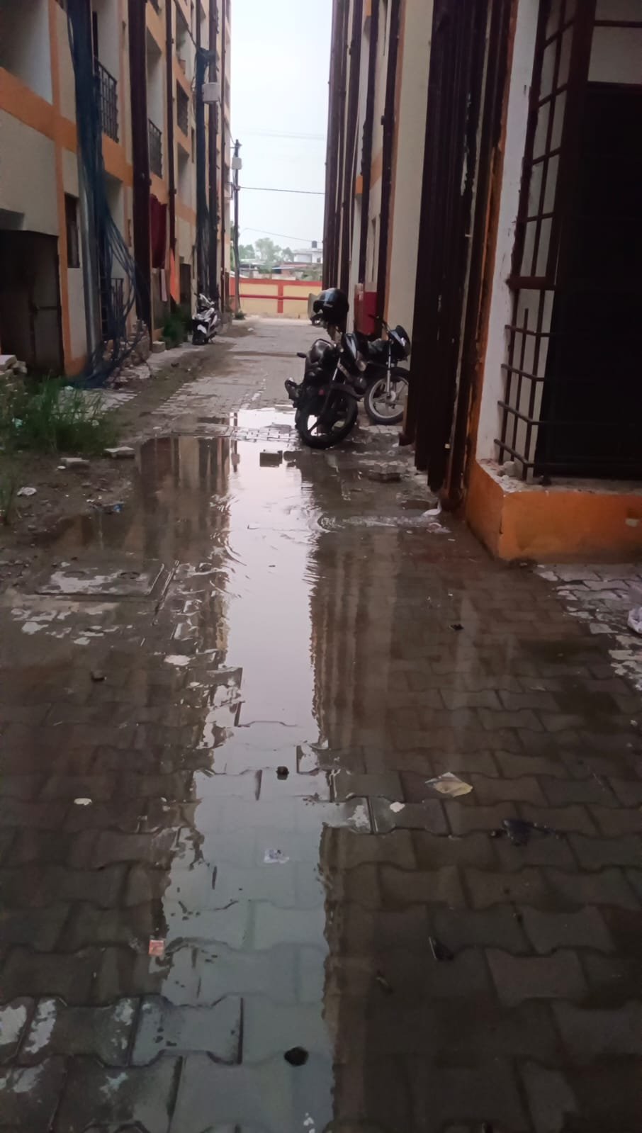 प्रधानमंत्री आवास योजना के आवासीय परिसर की क्षतिग्रस्त सड़कों की शीघ्र मरम्मत की मांग
