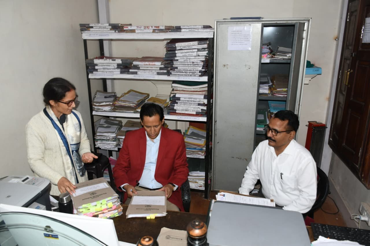 आयुक्त दीपक रावत का डीएम कार्यालय में वार्षिक निरीक्षण, दो माह में लंबित वाद निपटाने के निर्देश।