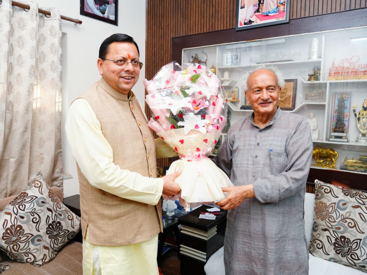 मुख्यमंत्री धामी ने पूर्व मुख्यमंत्री भगत सिंह कोश्यारी से की शिष्टाचार भेंट
