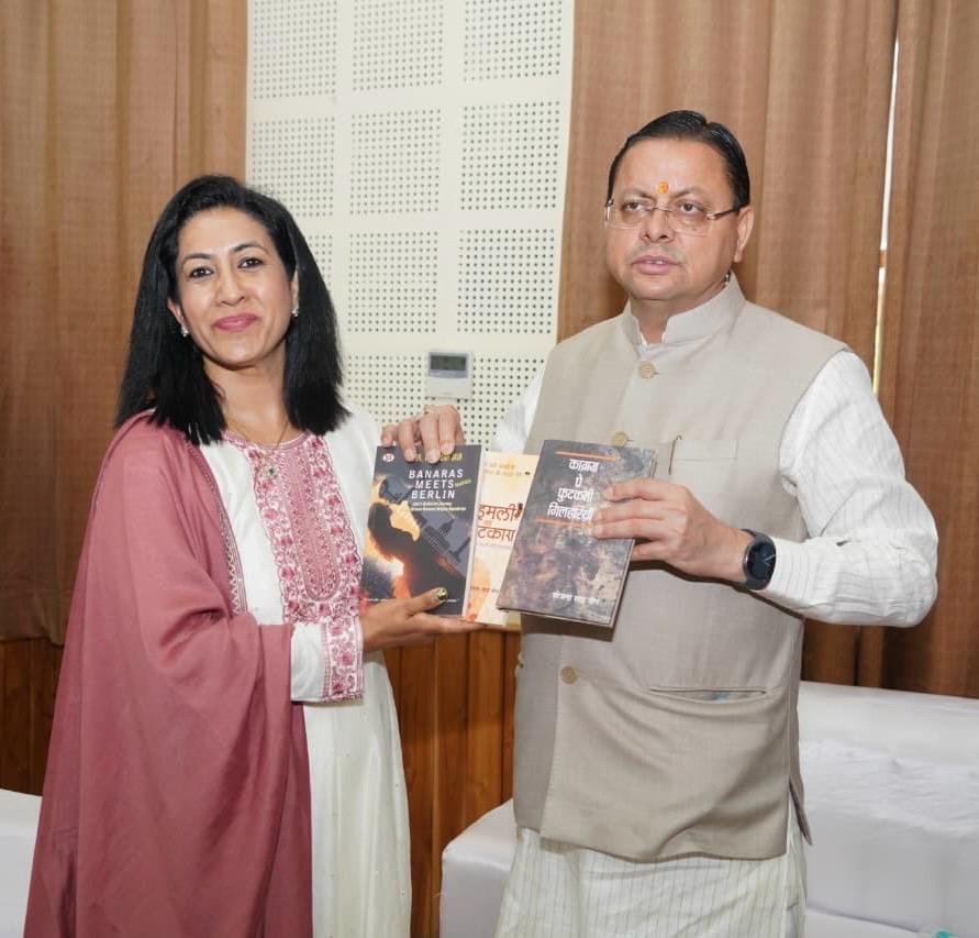 सीएम धामी से साहित्यकार डॉ. योजना साह जैन की शिष्टाचार भेंट, भेंट कीं अपनी तीन साहित्यिक कृतियां