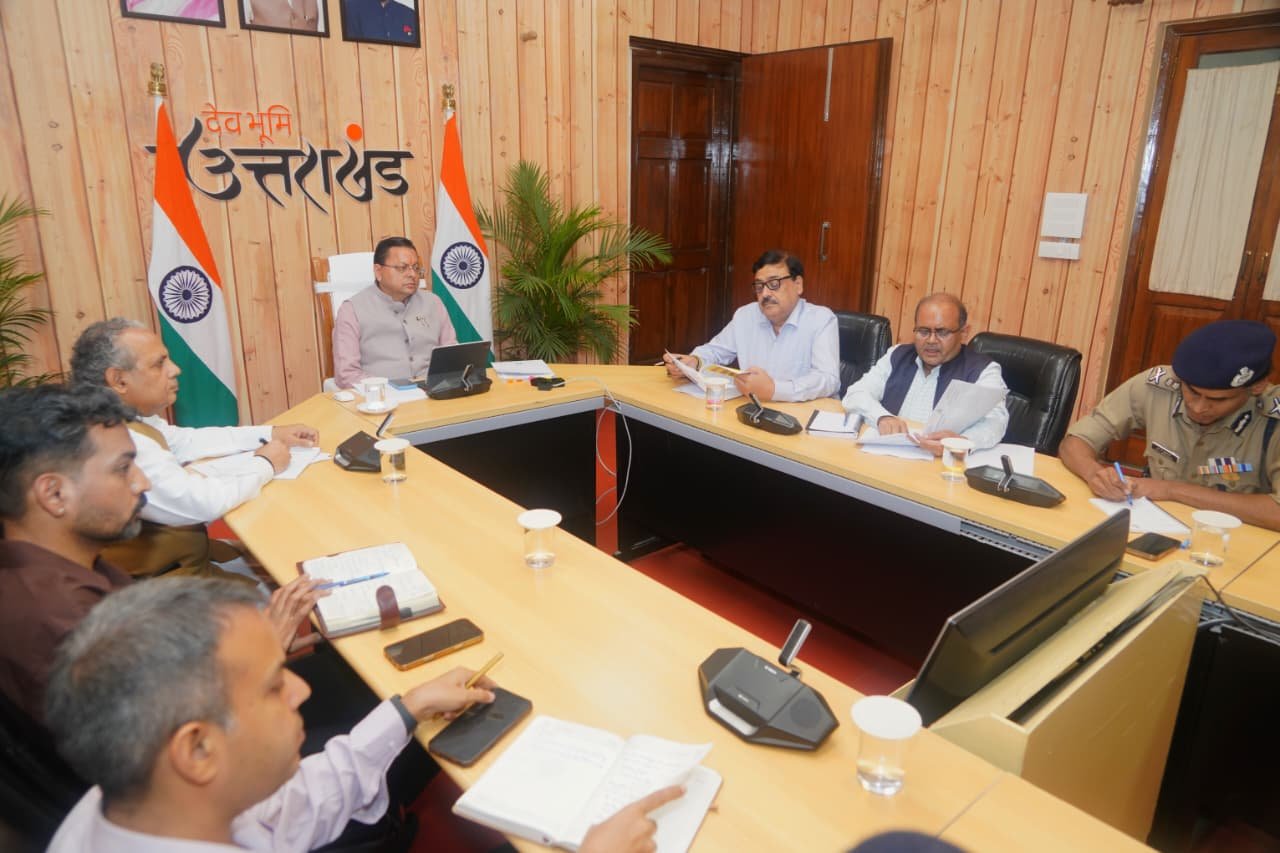मानसून, चारधाम यात्रा, डेंगू रोकथाम और आपदा तैयारियों की उच्चस्तरीय समीक्षा; बिजली, पेयजल, सड़क और संचार सेवाओं की तत्काल बहाली के निर्देश।