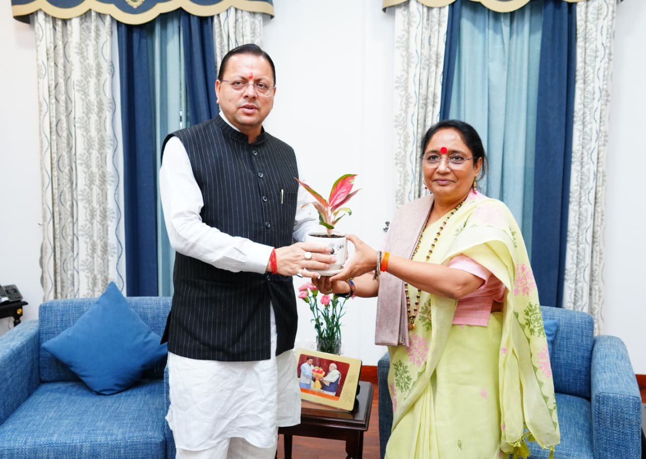 मुख्यमंत्री धामी से विधानसभा अध्यक्ष ऋतु खंडूड़ी की शिष्टाचार भेंट