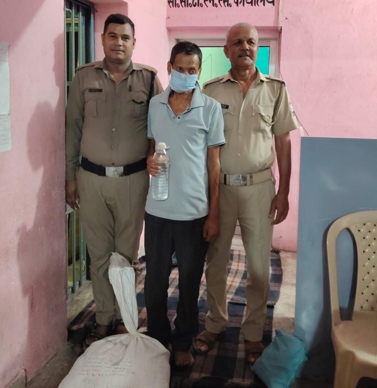 अवैध शराब तस्करी पर नैनीताल पुलिस का शिकंजा, 76 पाउच कच्ची शराब के साथ तस्कर गिरफ्तार
